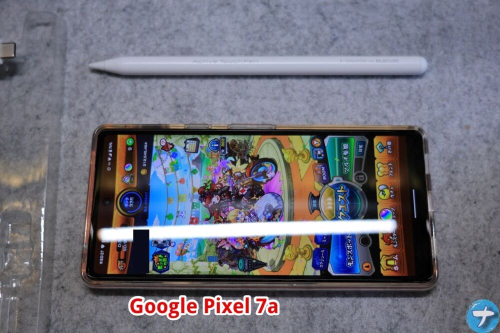 「エレコム スタイラスタッチペン（P-TPACST04）」と「Google Pixel 7a」を並べた写真