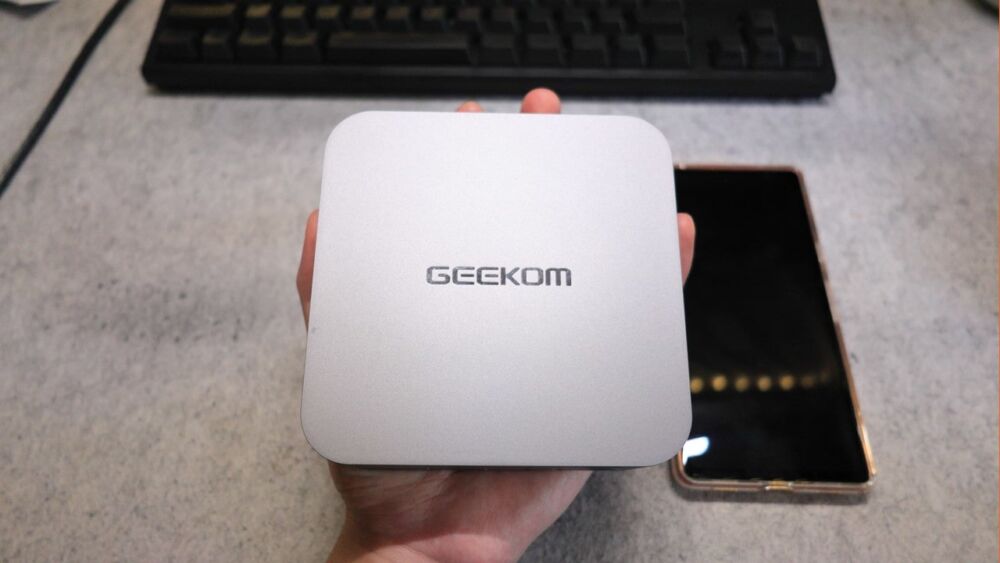 「GEEKOM GT13 PRO」を左手で持っている写真