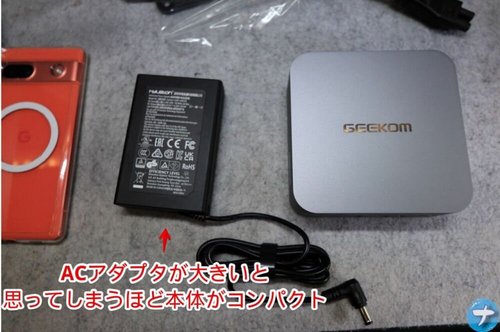 「GEEKOM GT13 PRO」本体とACアダプターの写真