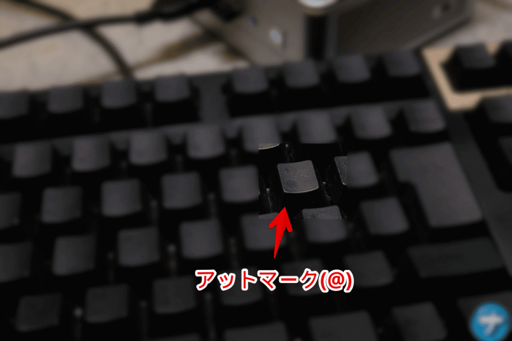 「GEEKOM」に接続した「REALFORCE TKL SA/R2TLSA-JP3-BK」のアットマークキー写真