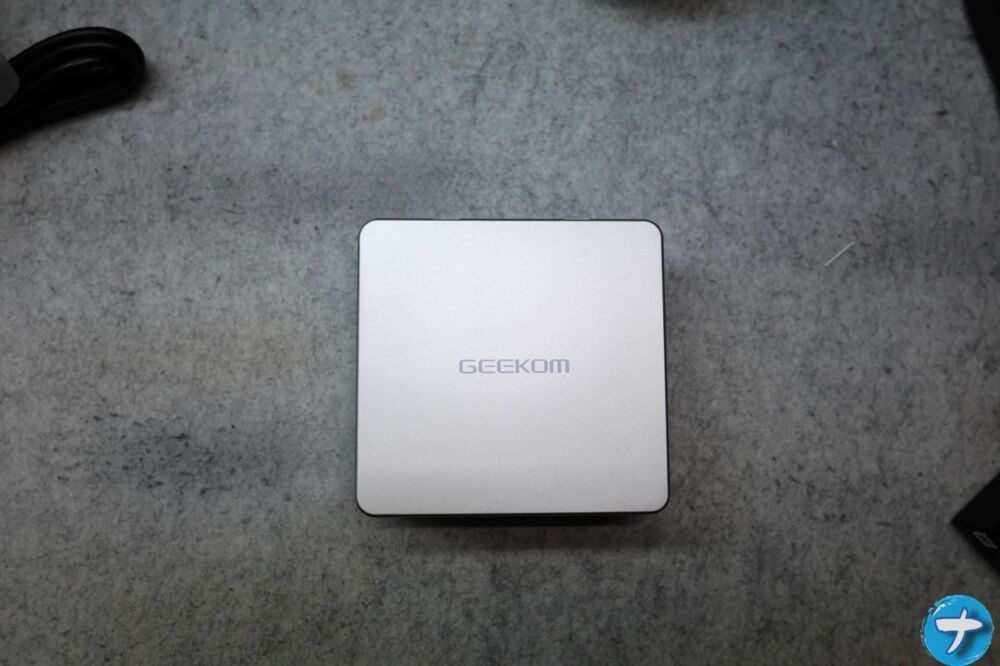 「GEEKOM NUC AE7」を上から撮影した写真