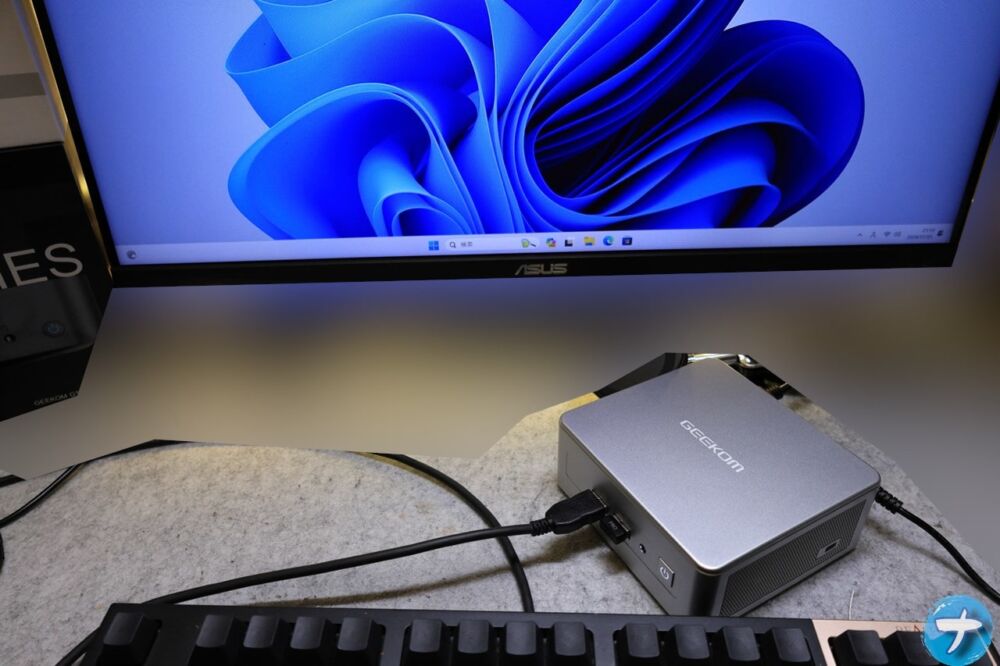 「GEEKOM NUC AE7」を卓上に置いている写真