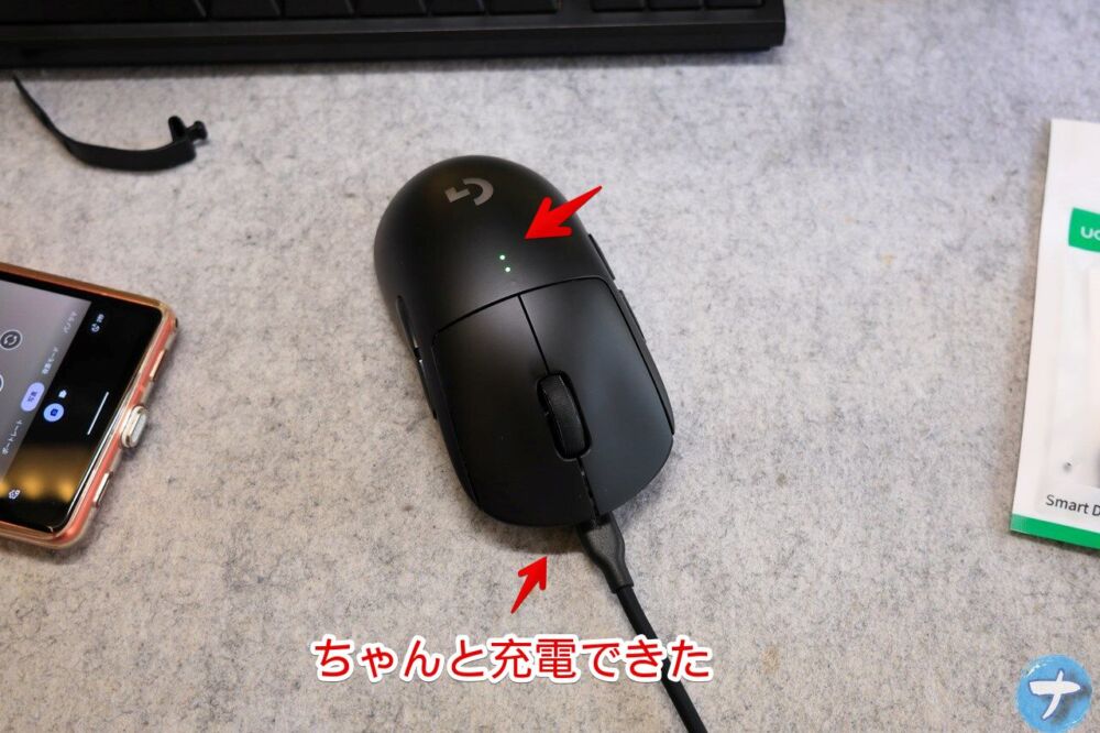 「NIMASO Micro USB Type-B」のシリコンケーブルで「Logicool G Pro Wireless」を充電している写真