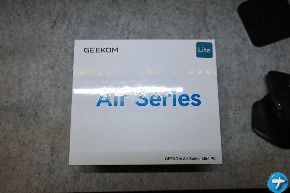 「GEEKOM AIR12 Lite」の外箱表面写真