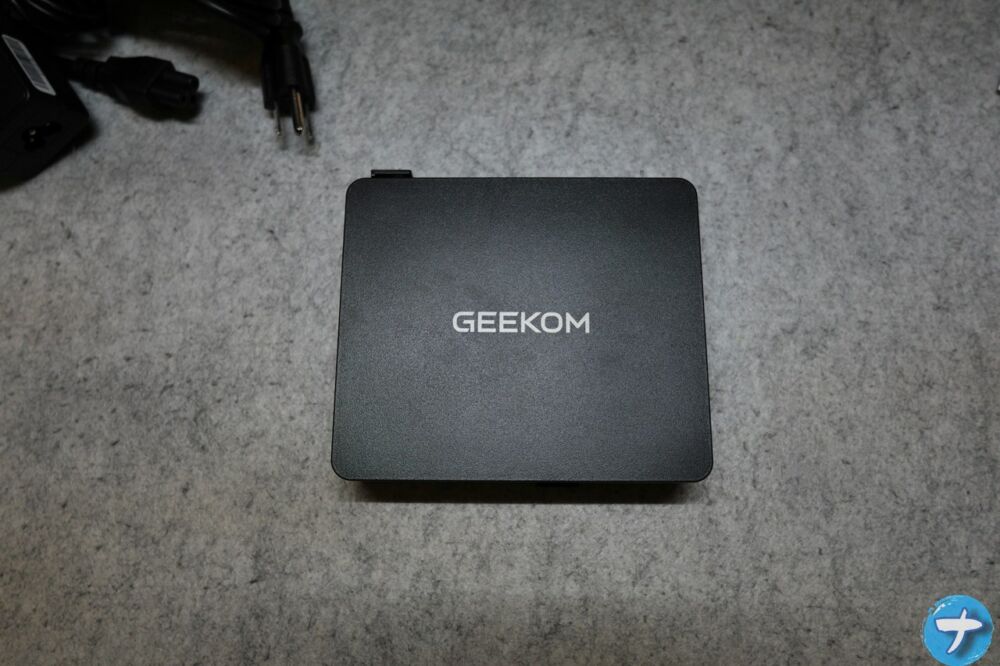 「GEEKOM AIR12 Lite」を上から撮影した写真