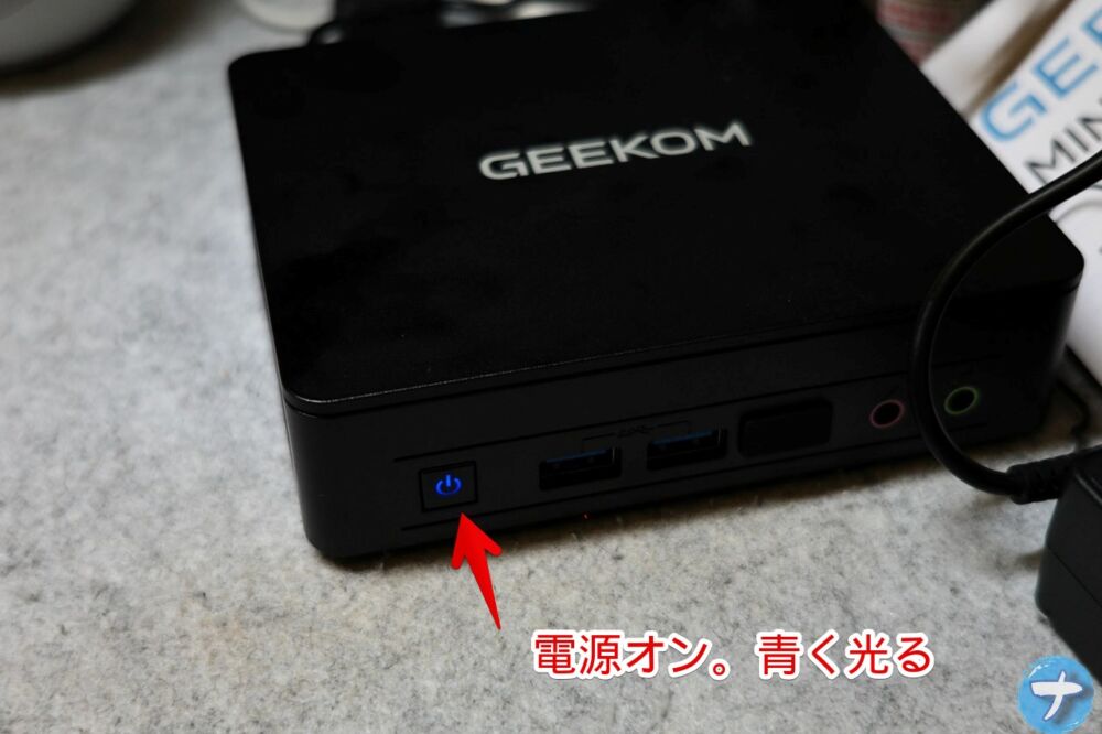 「GEEKOM AIR12 Lite」の電源を入れる手順写真