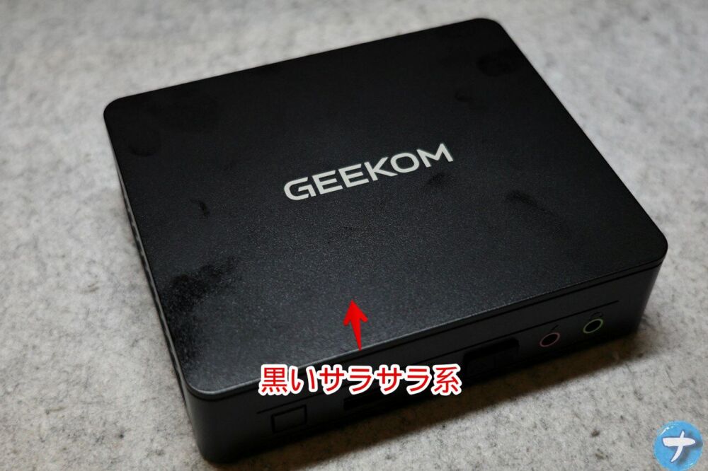 「GEEKOM AIR12 Lite」を斜めから撮影した写真